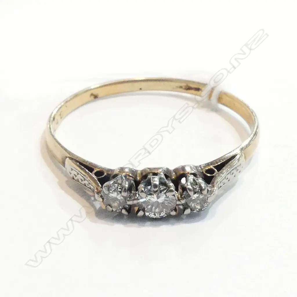 18CT GOLD 3-STONE DIAMOND RING REPLACEMENT VALUATION $2995 (A26) Image 1++