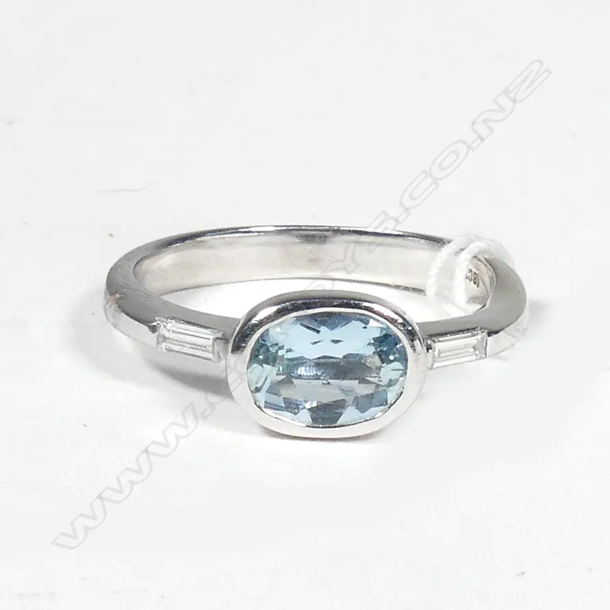 18CT WHITE GOLD AQUAMARINE & DIAMOND RING Image 1++