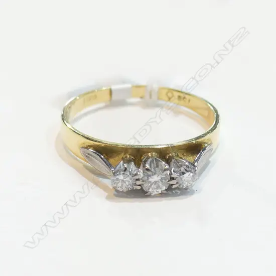 18CT YELLOW GOLD & THREE STONE DIAMOND RING