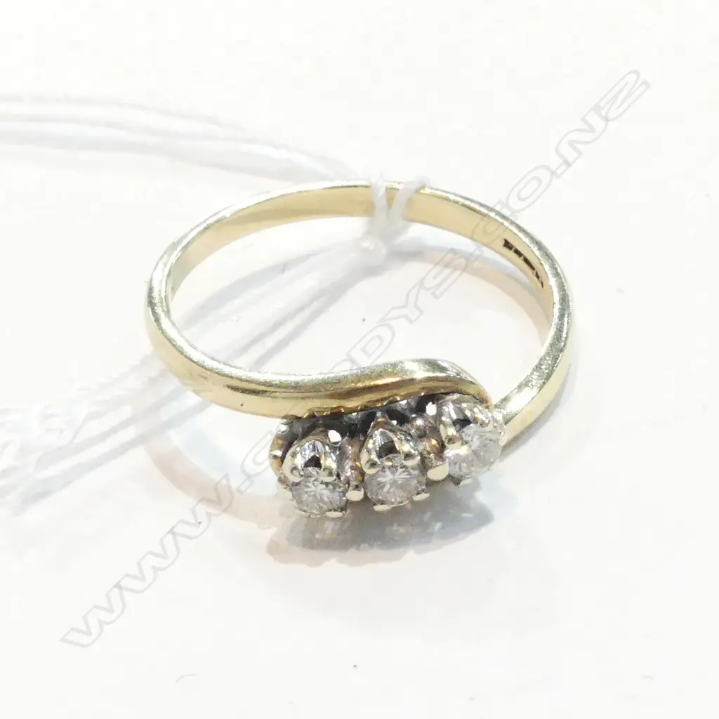 9CT GOLD AND THREE STONE DIAMOND RING Image 1++