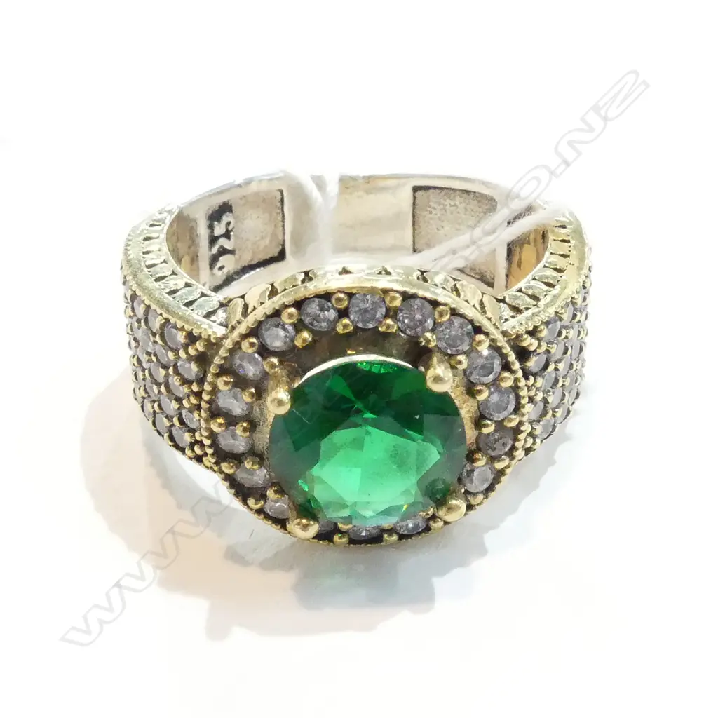 FAUX EMERALD DIAMOND CLUSTER RING ROUND SILVER GILT Image 1++