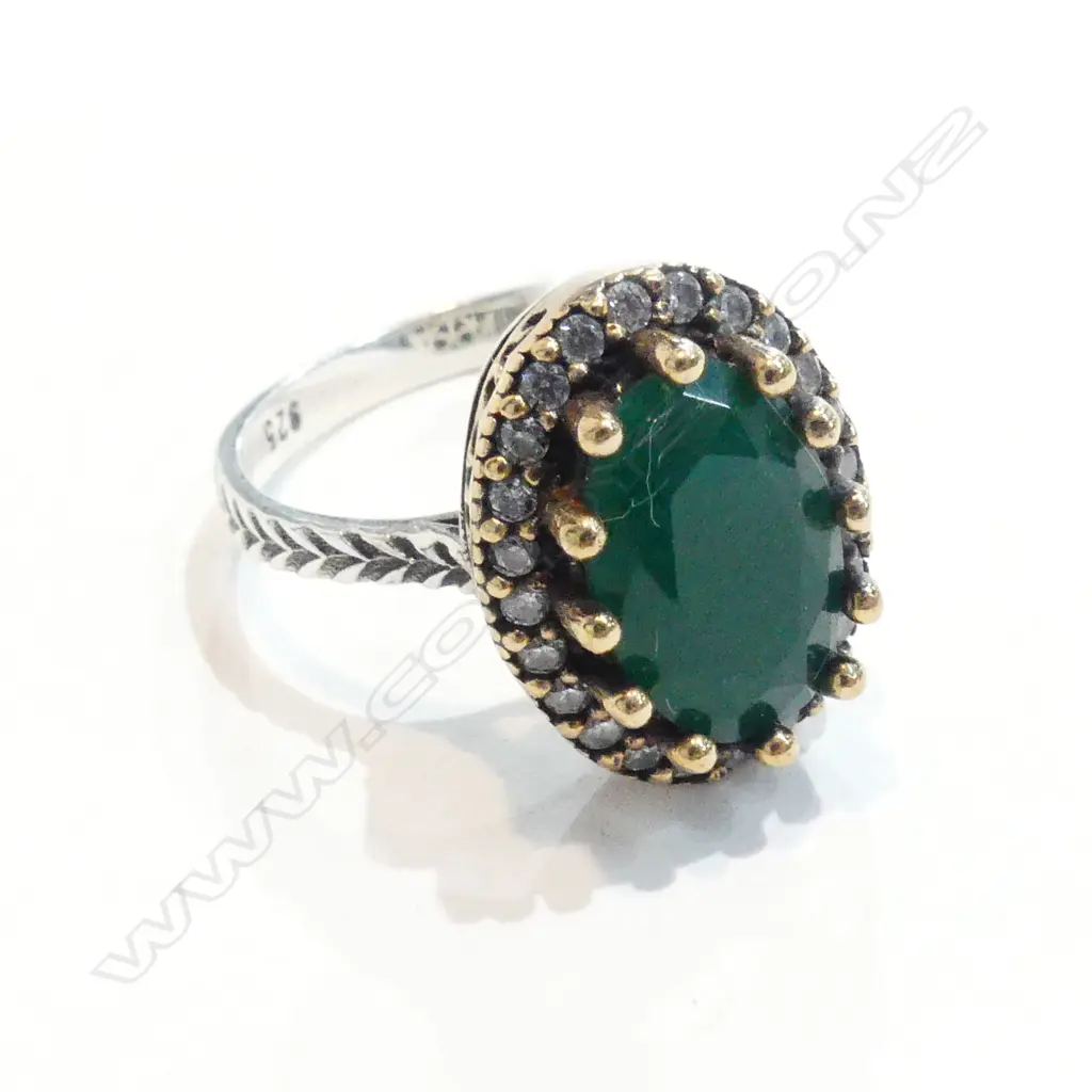 FAUX EMERALD DIAMOND CLUSTER RING OVAL Image 1++