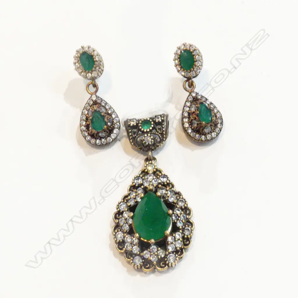 FAUX EMERALD DIAMOND EARRING & PENDANT SET Image 1++