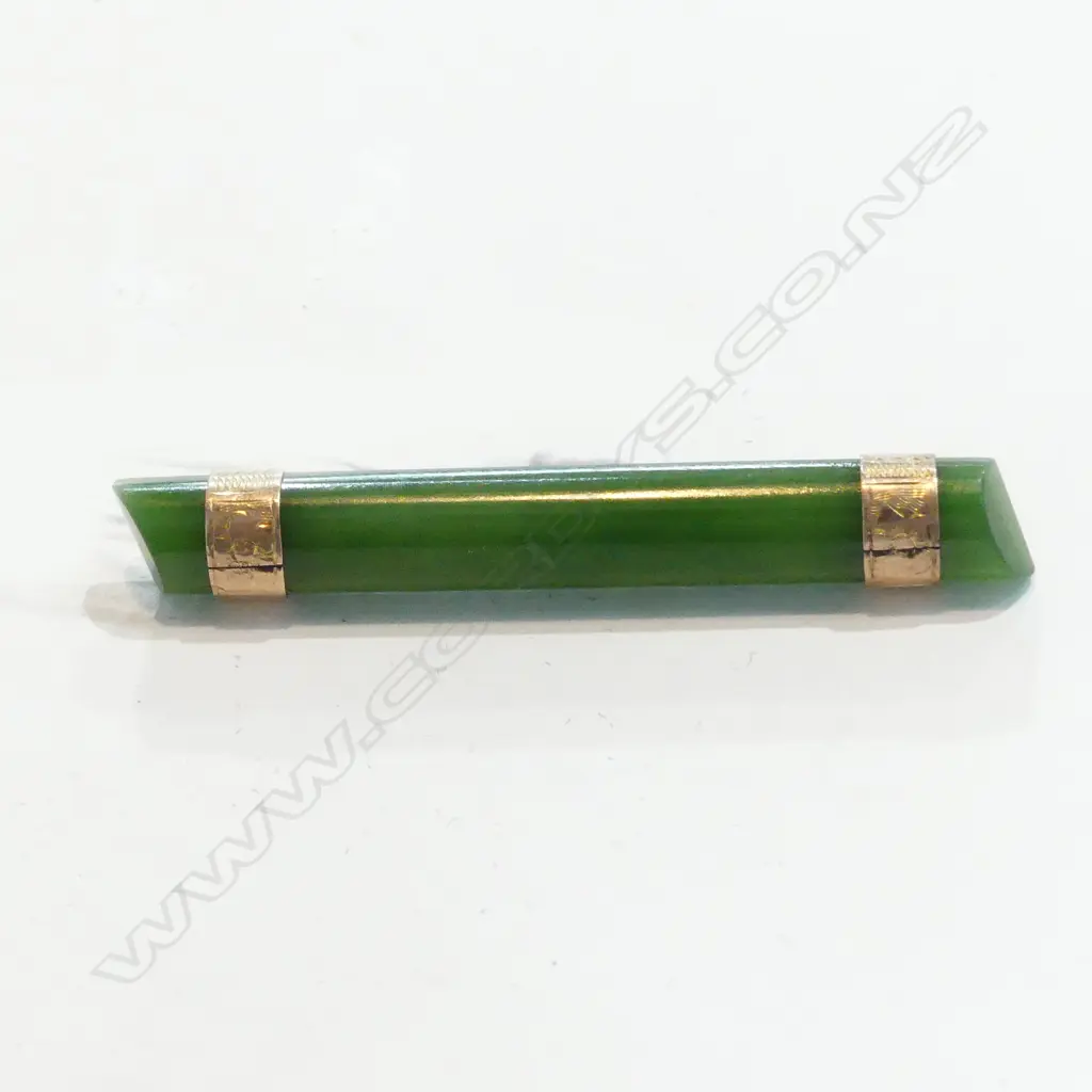 9CT GOLD AND GREENSTONE BROOCH Image 1++