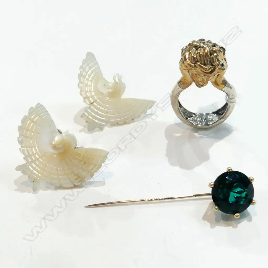 COSTUME JEWELLERY IN BOX INCLUDES 9CT PIN... Image 1++