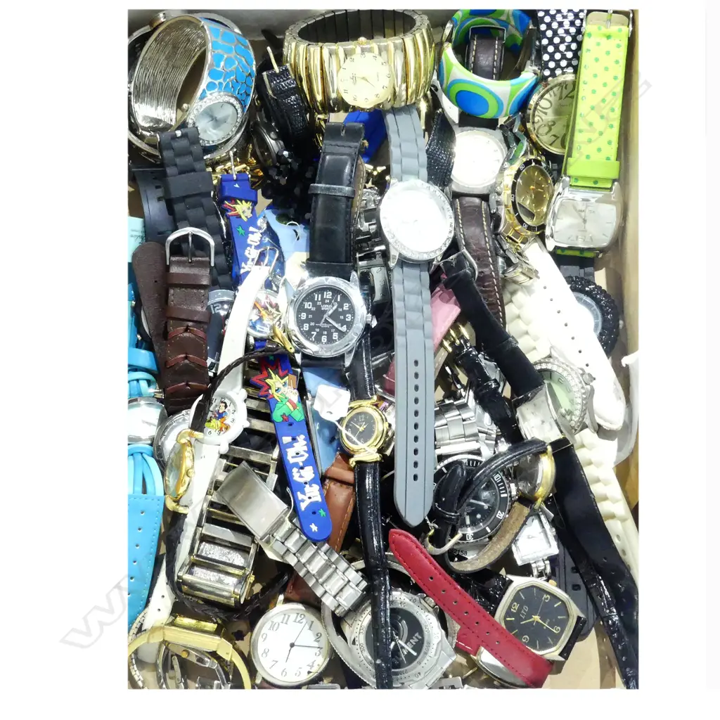 LOT OF 50+WATCHES NEEDING BATTERIES OR FOR PARTS Image 1++