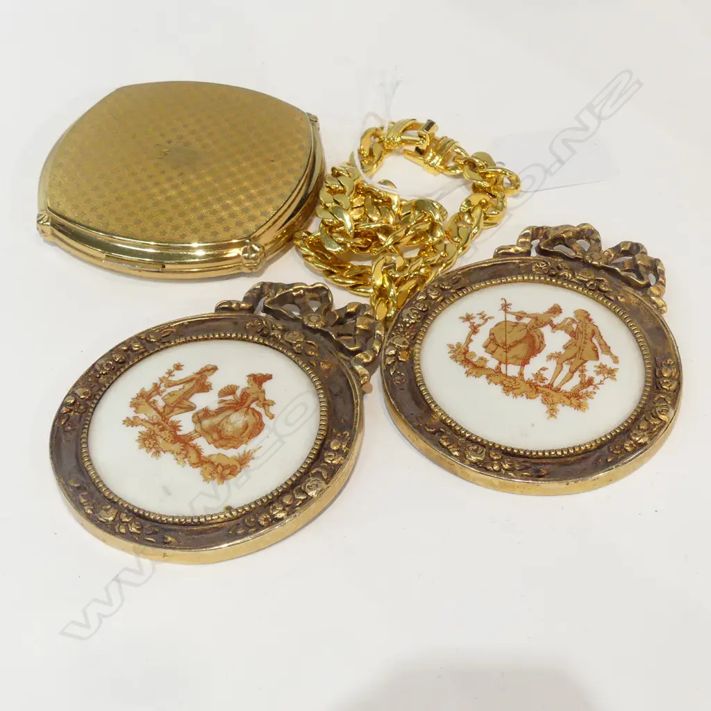 2 LIMOGES PLAQUES + COMPACT + HEAVY GILT CHAIN Image 1++