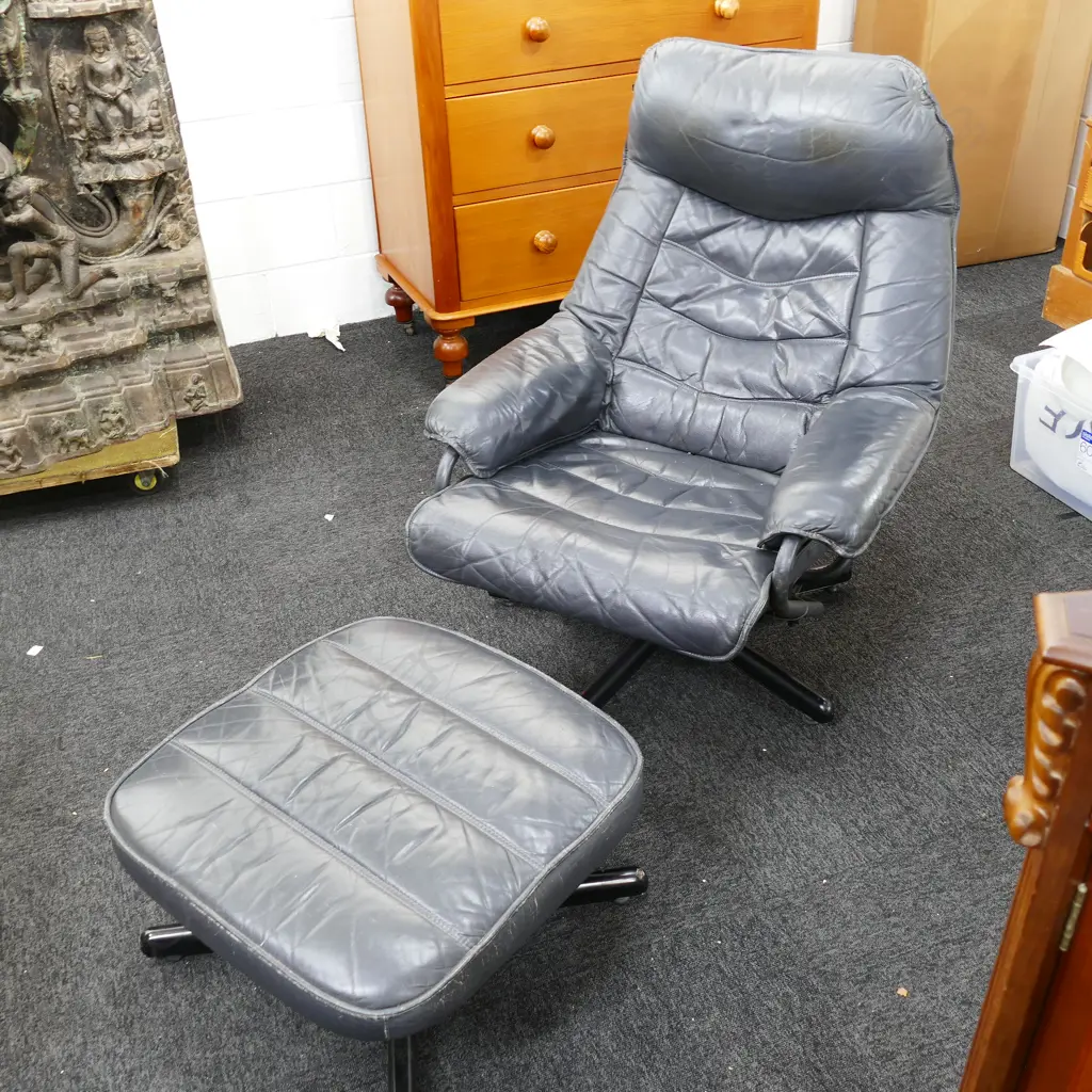 LEATHER ARMCHAIR AND OTTOMAN Image 1++