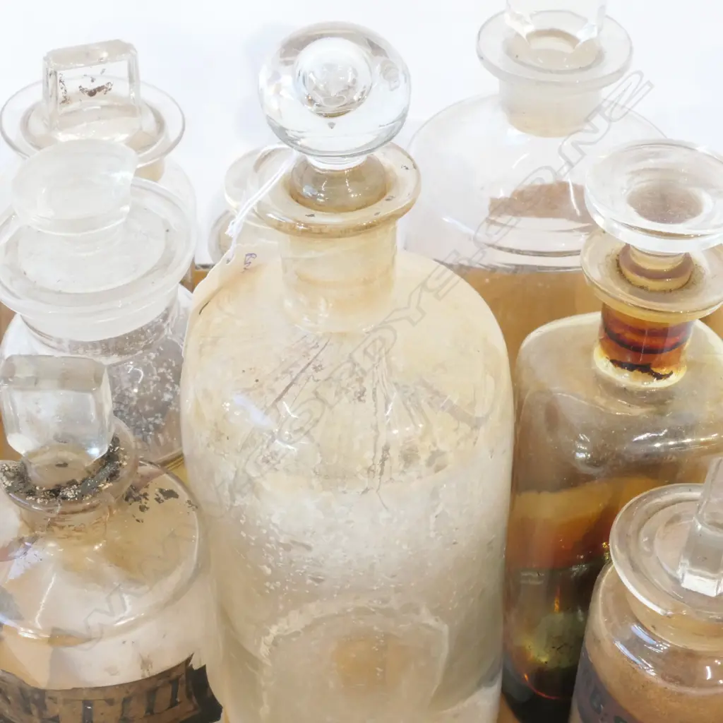 10 VINTAGE GLASS PHARMACY BOTTLES MED/SMALL Image 1++