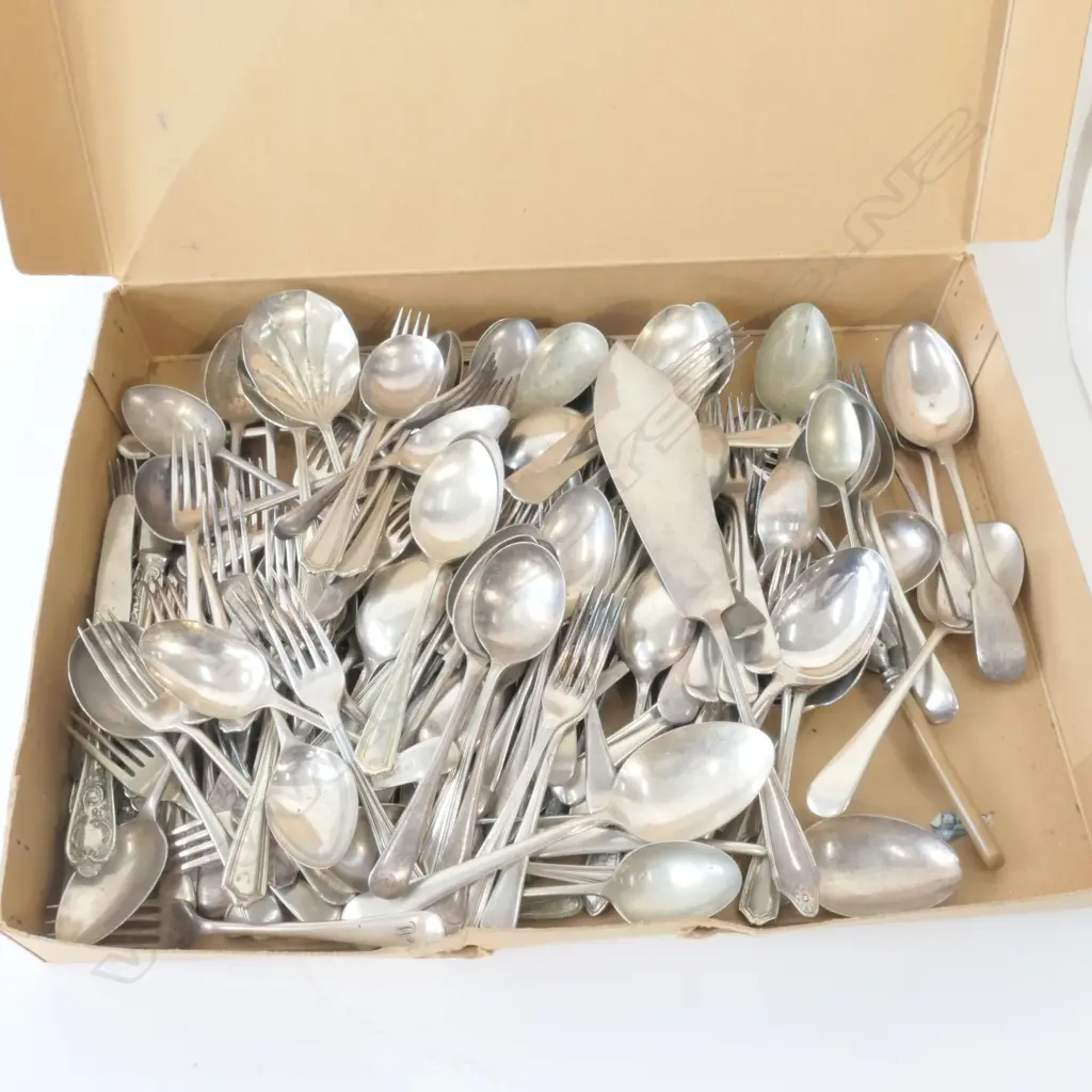 BOX OF SILVERPLATED CUTLERY Image 1++