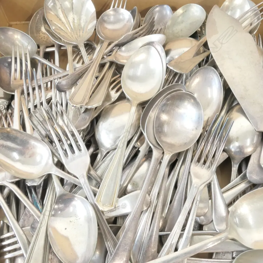 BOX OF SILVERPLATED CUTLERY Image 1++
