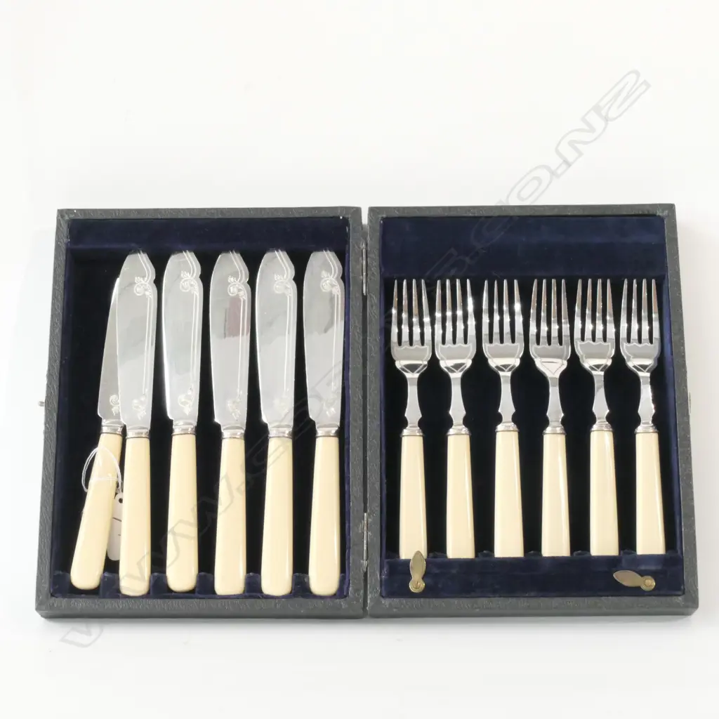 BOXED SILVER PLATE AND IVORINE FISH SET Image 1++