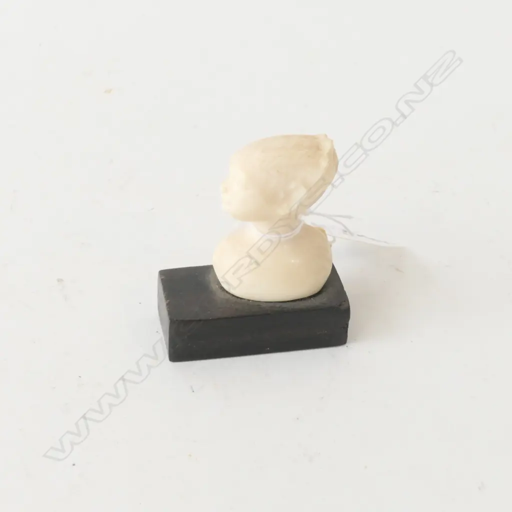 (18705) SMALL AFRICAN CARVED IVORY FEMALE HEAD + Image 1++