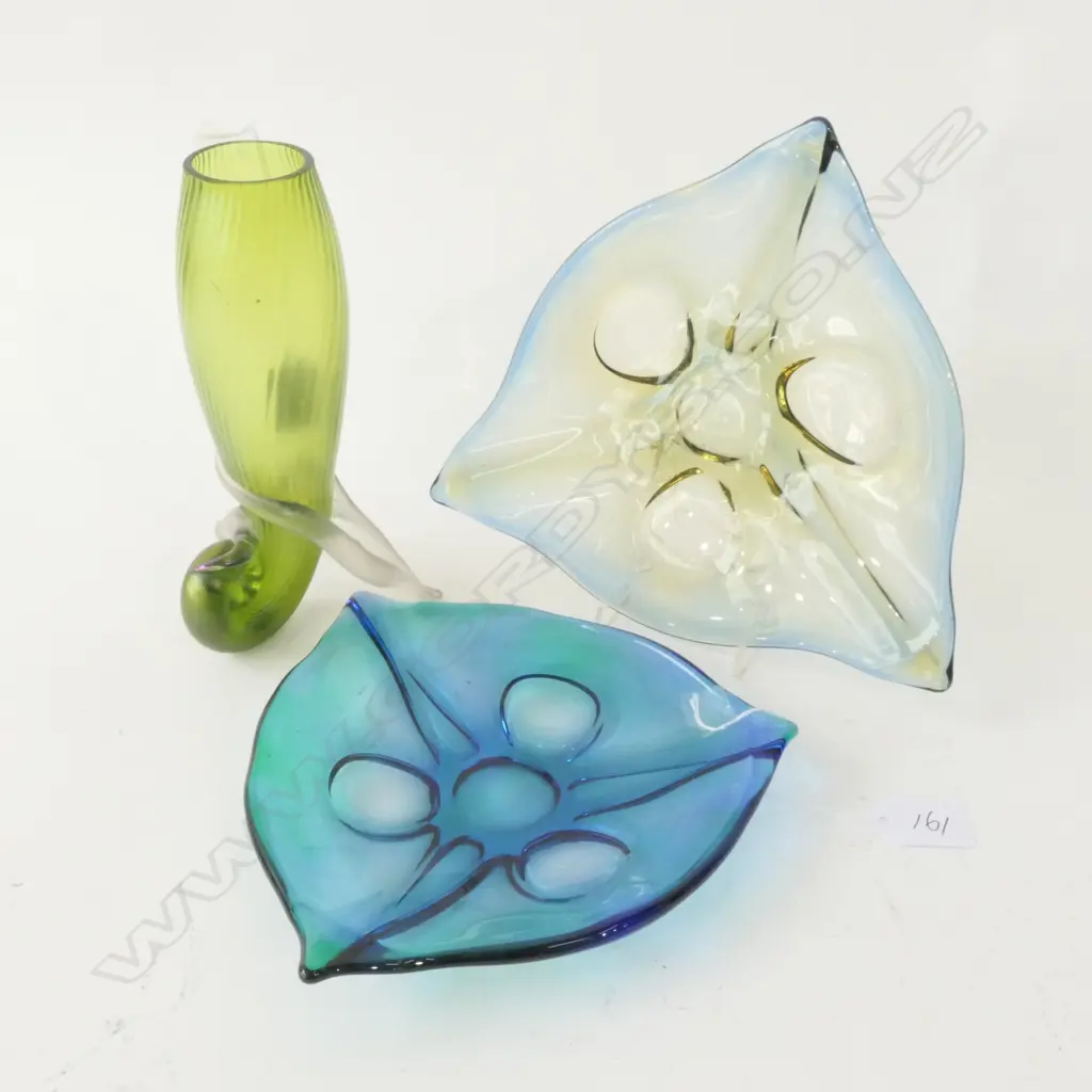 LOETZ STYLE GLASS VASE + 2 ART GLASS DISHES Image 1++