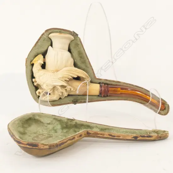 LARGE MEERSCHAUM PIPE OF ROOSTER  - AMBER STEM . FITTED CASE