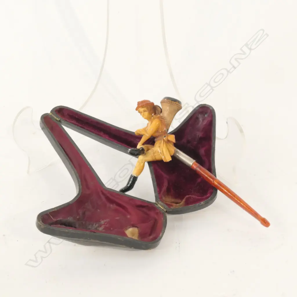 MEERSCHAUM PIPE OF LADY - SILVER BAND / AMBER STEM IN LEATHER CASE Image 1++