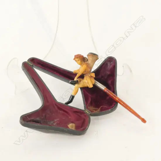 MEERSCHAUM PIPE OF LADY - SILVER BAND / AMBER STEM IN LEATHER CASE