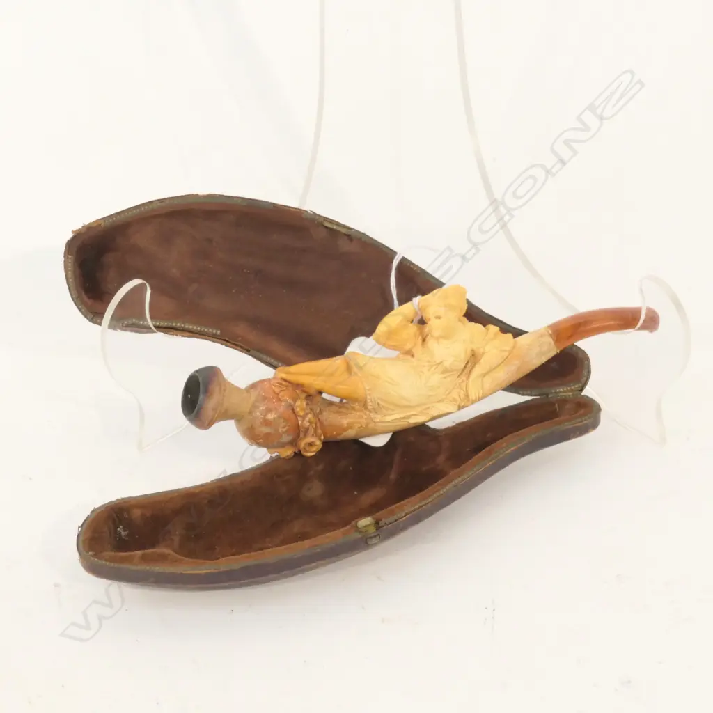 MEERSCHAUM PIPE OF RECLINING LADY - AMBER STEM IN LEATHER CASE Image 1++