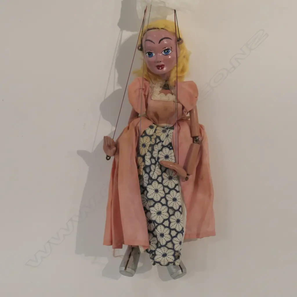 UNBOXED PELHAM PUPPET OF A YOUNG WOMAN BOX 340 MM Image 1++