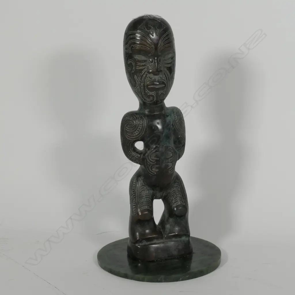 CAST BRONZE MAORI TEKOTEKO FIGURE ON A CIRCULAR POUNAMU BASE H 380 MM Image 1++
