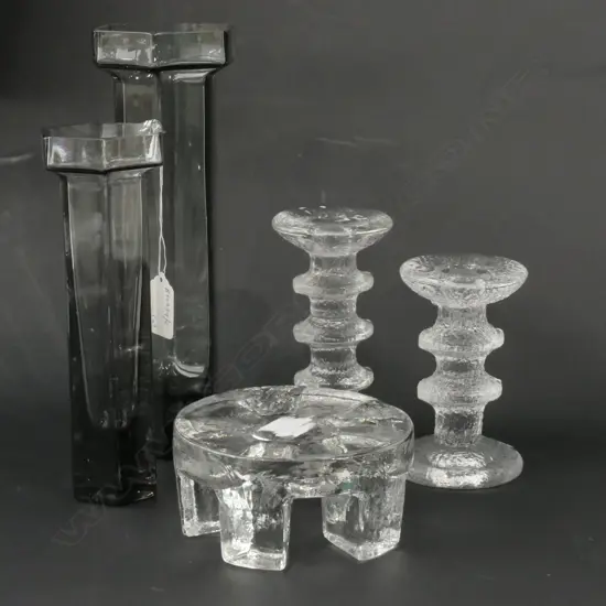 3 SCANDINAVIAN ART GLASS PIECES + 2 WEDGWOOD H 260 MM ONE SMALL FAULT