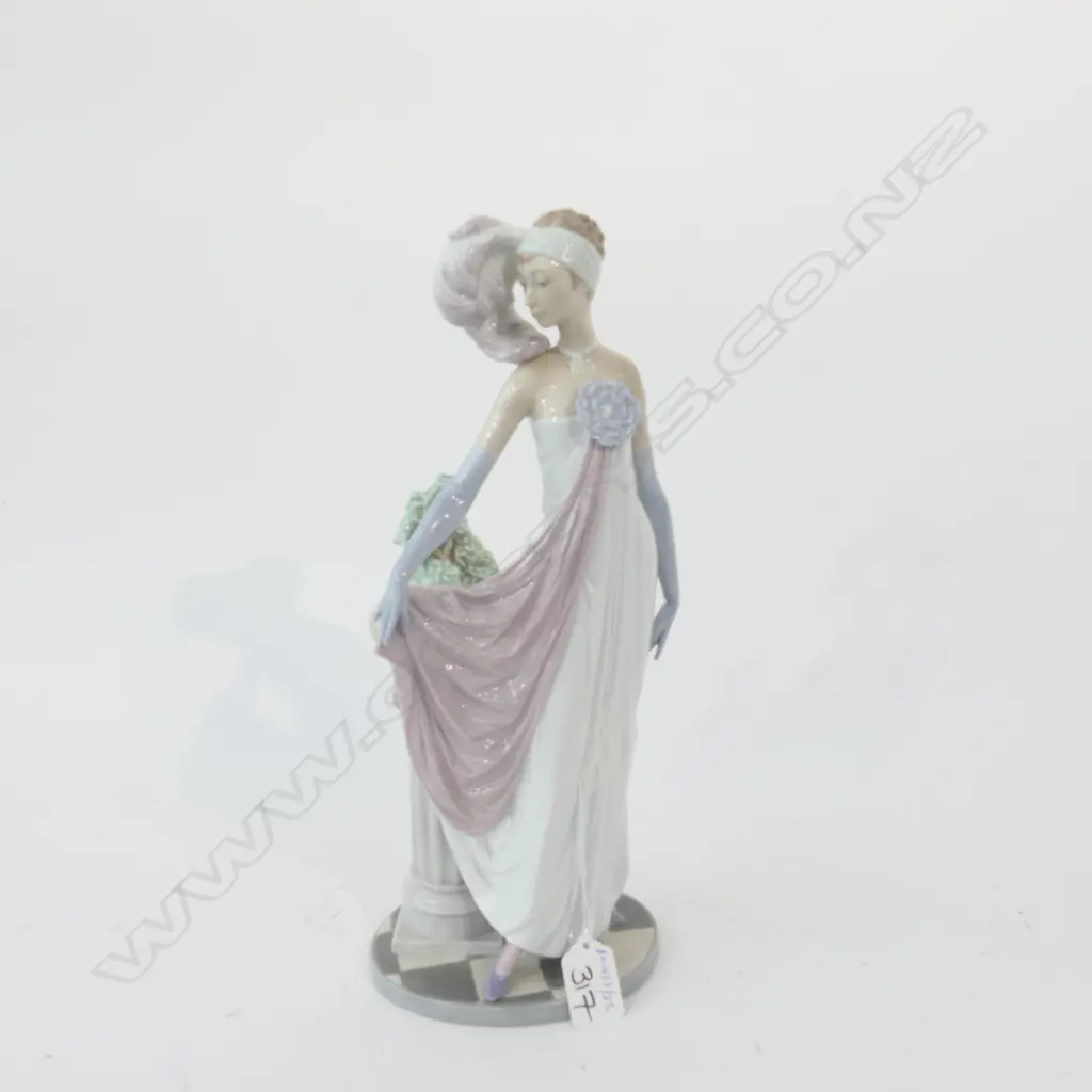 LLADRO FIGURE OF A YOUNG SOCIALITE H 340 MM Image 1++