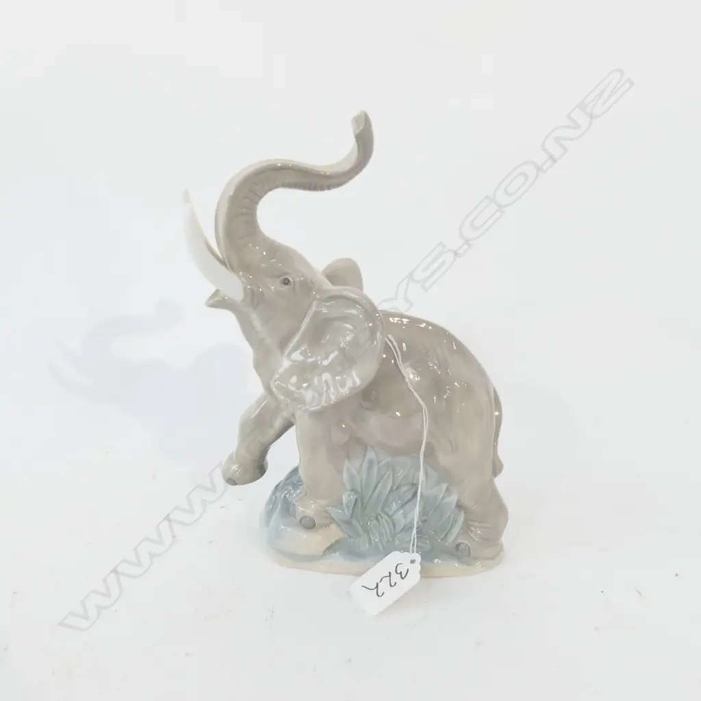 NAO ELEPHANT H 220 MM Image 1++