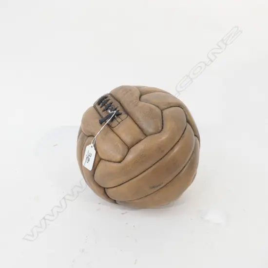 VINTAGE STYLE STITCHED LEATHER SOCCER/FOOT BALL