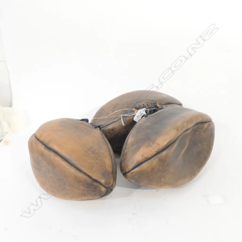 3 VINTAGE STYLE STITCHED LEATHER RUGBY BALLS Image 1++