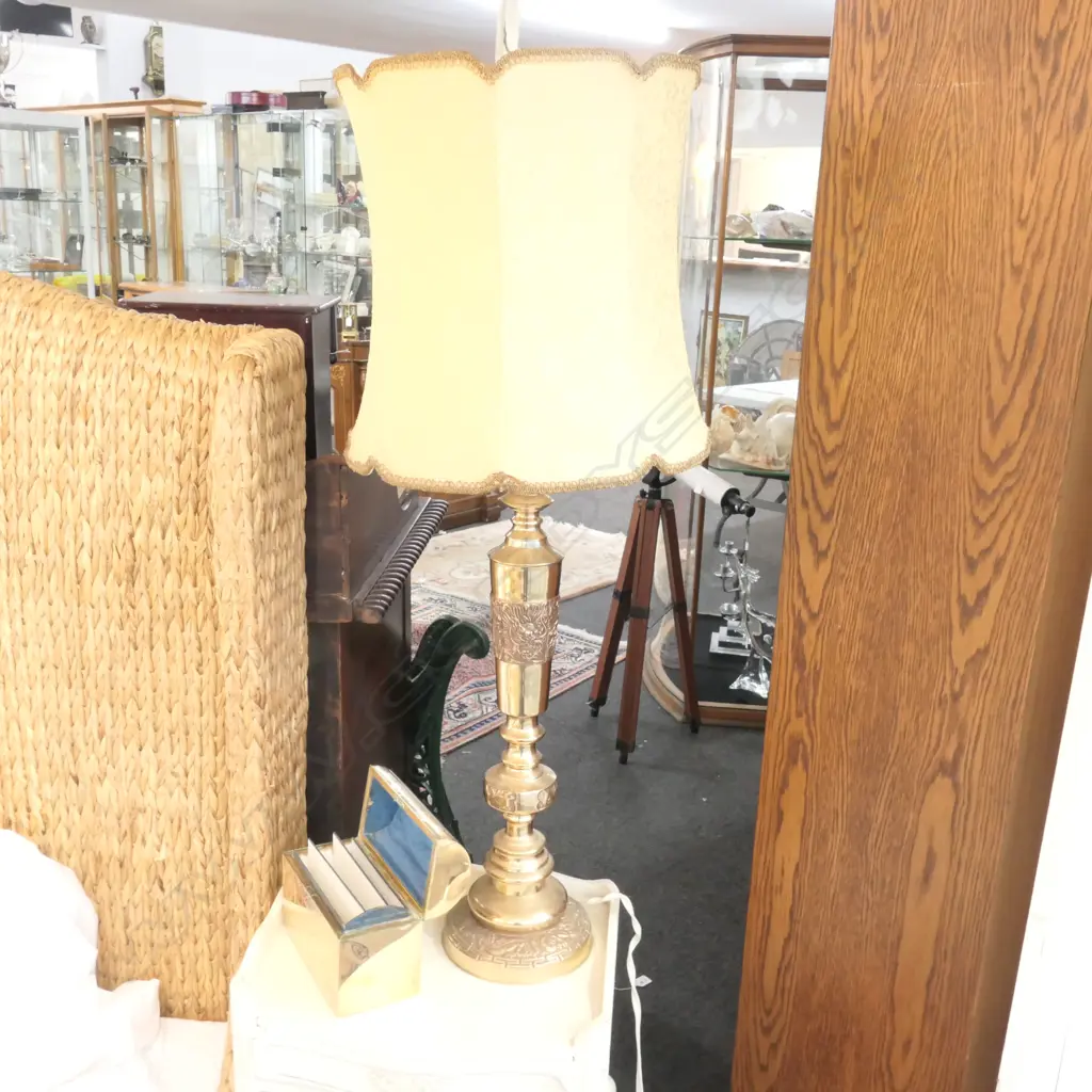 BRASS TABLE LAMP Image 1++
