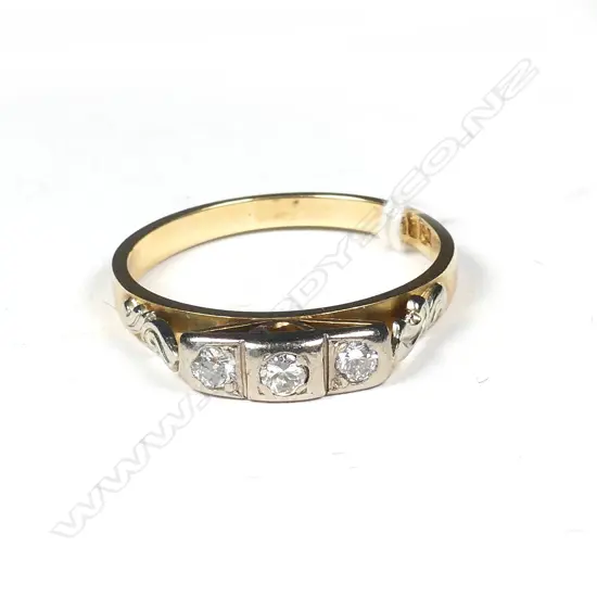 18CT GOLD AND THREE DIAMOND RING, UK SIZE: P, TOTAL WEIGHT: 3GM