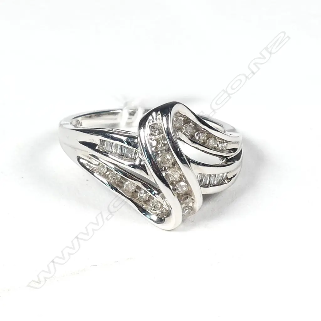 10CT WHITE GOLD AND DIAMOND RING, UK SIZE N, TOTAL WEIGHT 4GM Image 1++