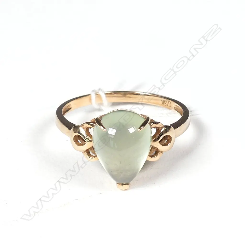 18CT GOLD & CHRYSOPHASE RING, UK SIZE R, TOTAL WEIGHT 3GM Image 1++