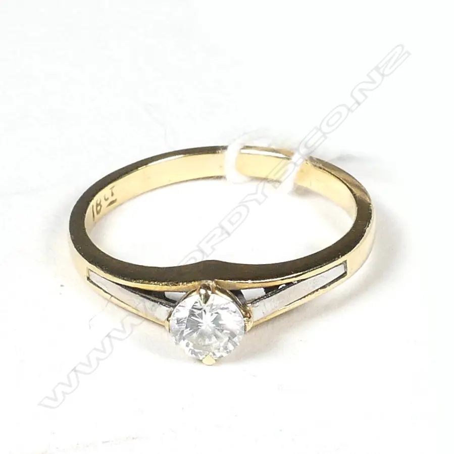 18CT GOLD & DIAMOND SOLITAIRE RING, UK SIZE J-K, TOTAL WEIGHT 3GM Image 1++