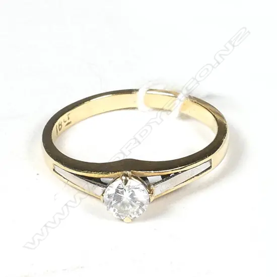 18CT GOLD & DIAMOND SOLITAIRE RING, UK SIZE J-K, TOTAL WEIGHT 3GM