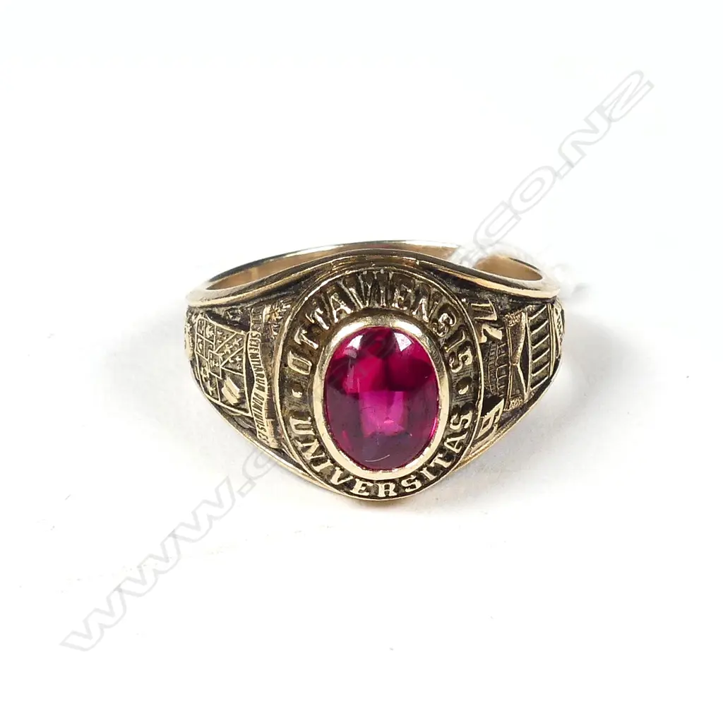 10CT GOLD & RED STONE RING, UK SIZE O, TOTAL WEIGHT 7GM -  University of Ottawa Class Ring 1970 Image 1++