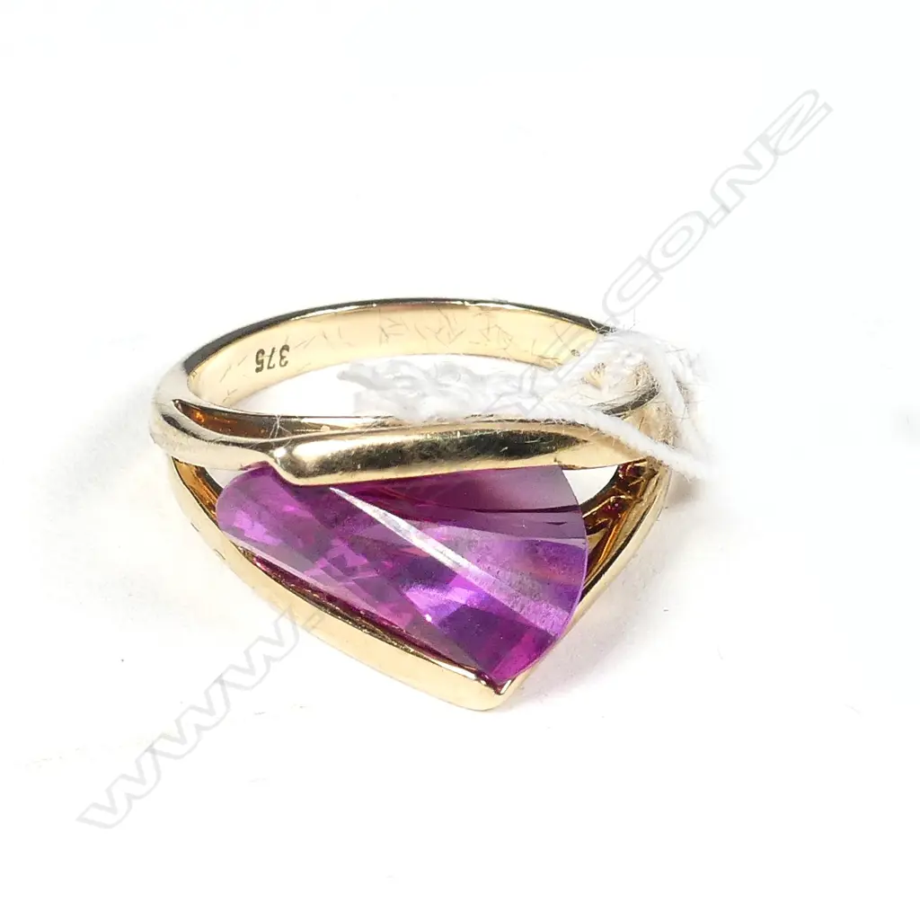 9CT GOLD & PINK STONE RING, STAMPED 375, UK SIZE O, TOTAL WEIGHT 5GM Image 1++
