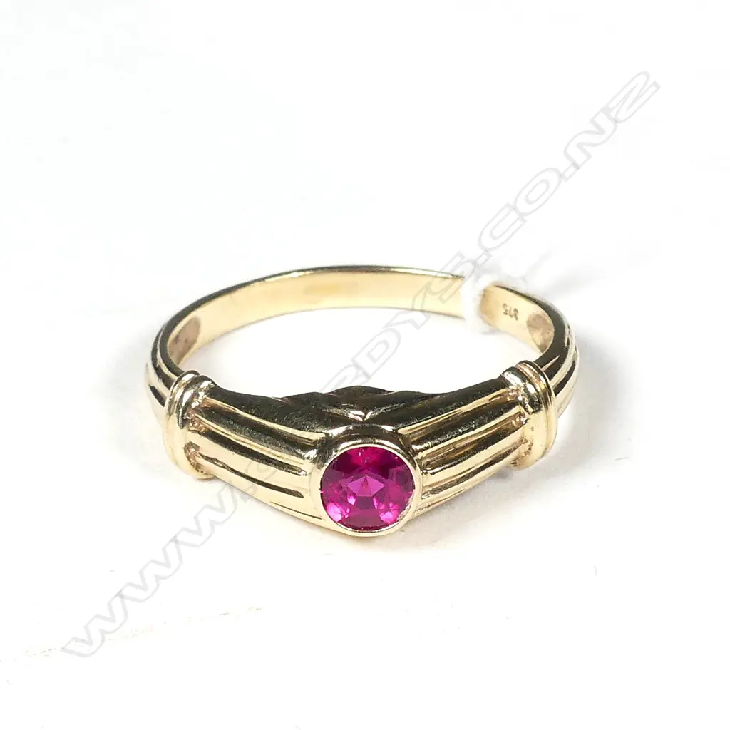 9CT GOLD & RUBY RING, STAMPED 375, UK SIZE Q-R 2.6gm Image 1++