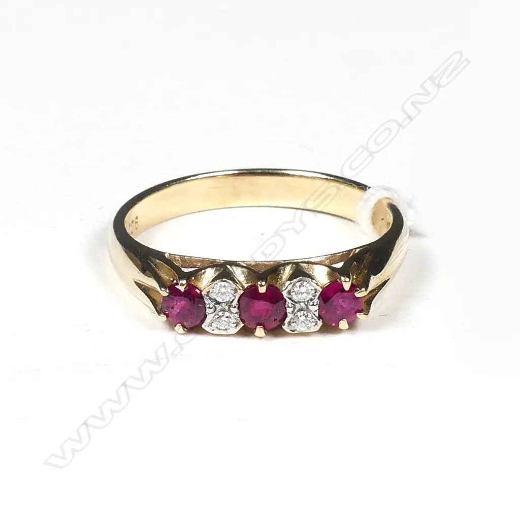 9CT GOLD, RUBY & DIAMOND RING, STAMPED 375, UK SIZE M-N, TOTAL WEIGHT 3GM Image 1++