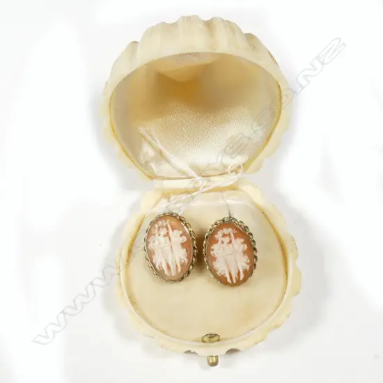 PR VINTAGE GOLD PLATED CAMEO SCREW-ON EARRINGS, STAMPED VAN DEL