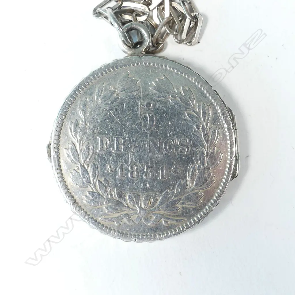 LG COIN LOCKET ON S/SILVER CHAIN (10GM) Image 1++