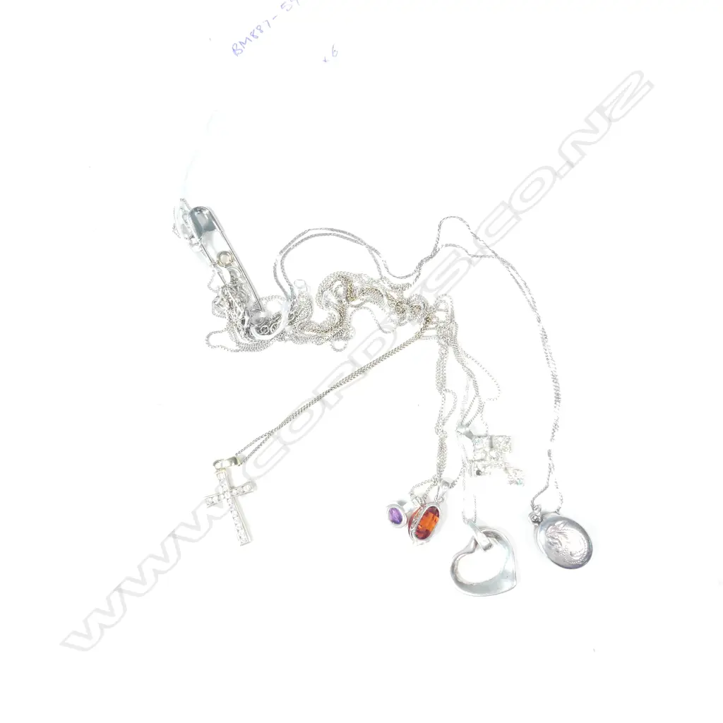 6 S/SILVER CHAINS WITH ASSORTED PENDANTS, TOTAL WEIGHT 20GM Image 1++