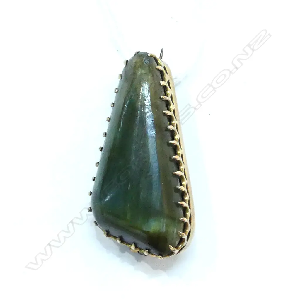 UNMARKED GOLD AND BOWENITE BROOCH  Image 1++