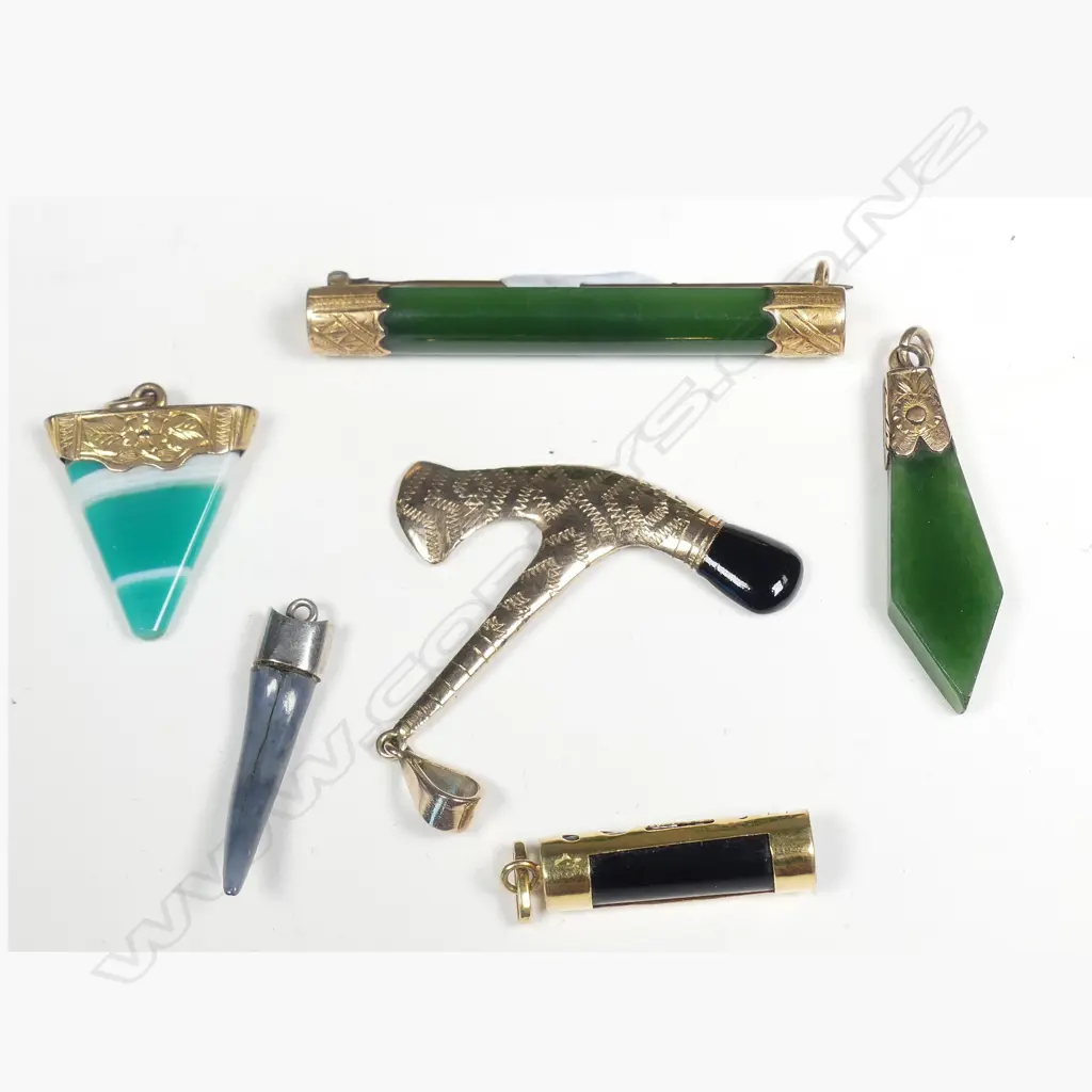 SM GROUP VINTAGE GOLD & POUNAMU PENDANTS & BROOCHES Image 1++
