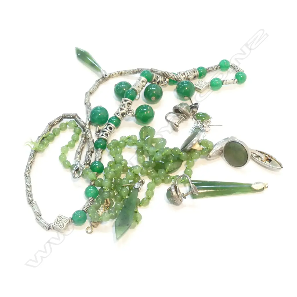 ASST VINTAGE JADE AND POUNAMU PIECES, 12 PCES Image 1++