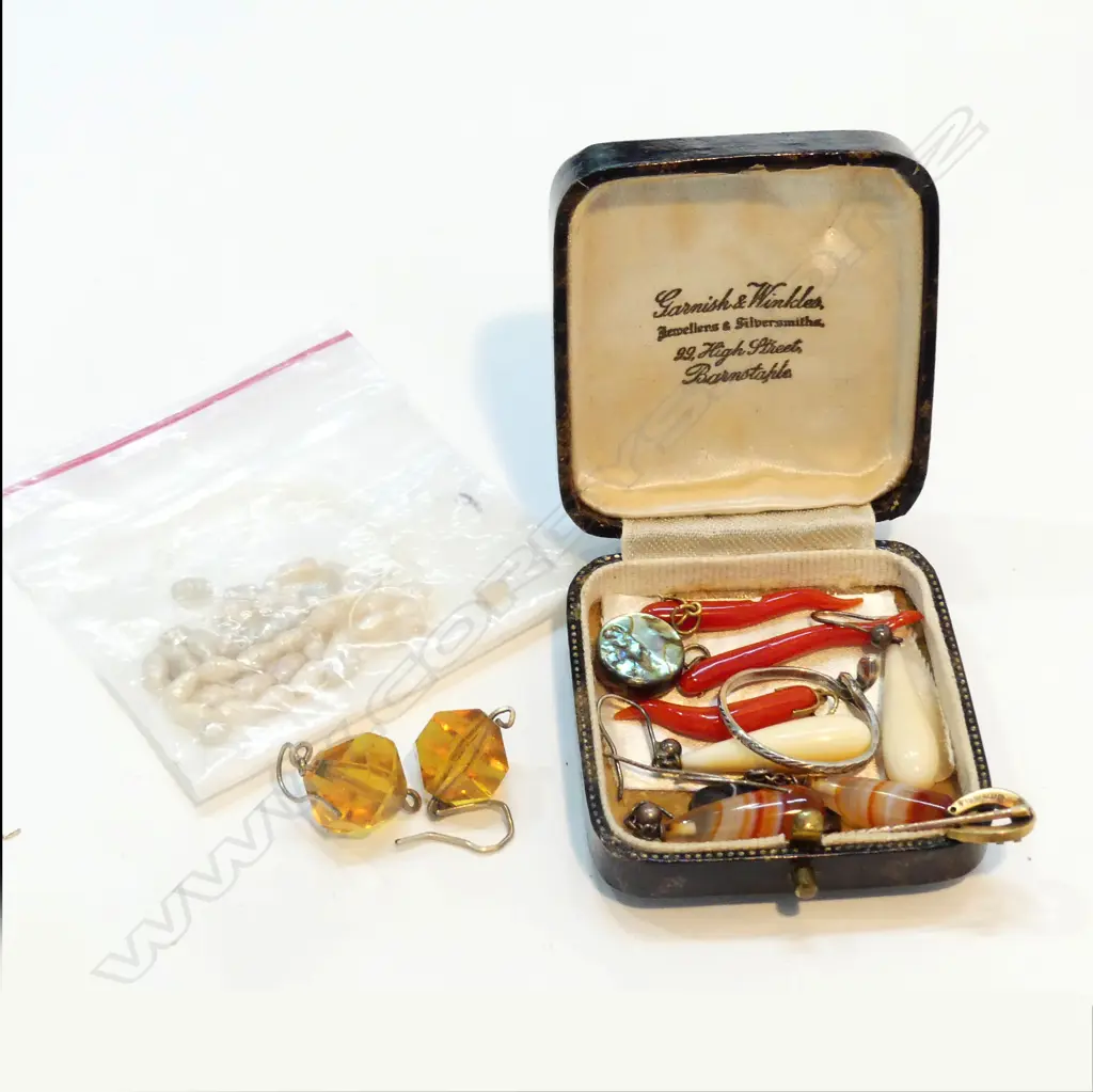 3 PRS VINTAGE EARRINGS 3 RED CORAL PENDANTS ETC Image 1++