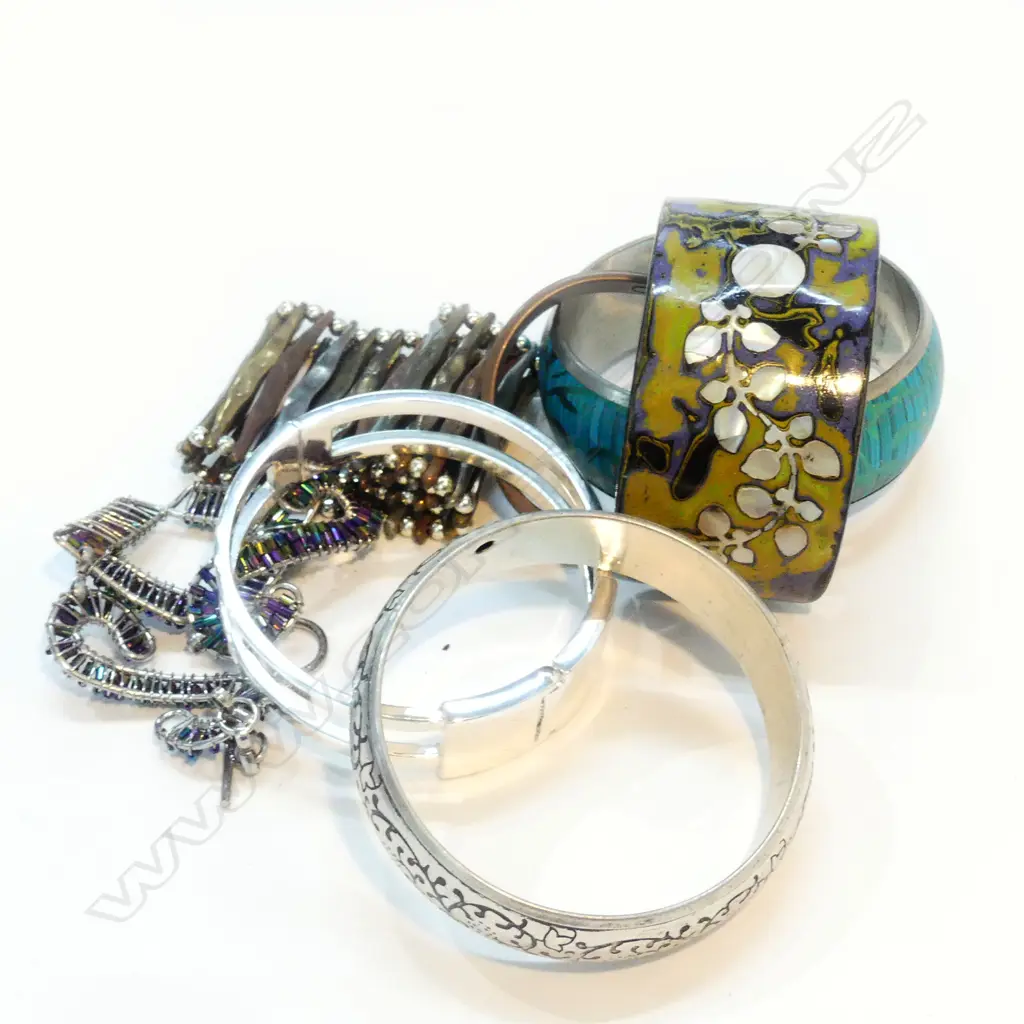 BAG OF ASST COSTUME BRACELETS Image 1++