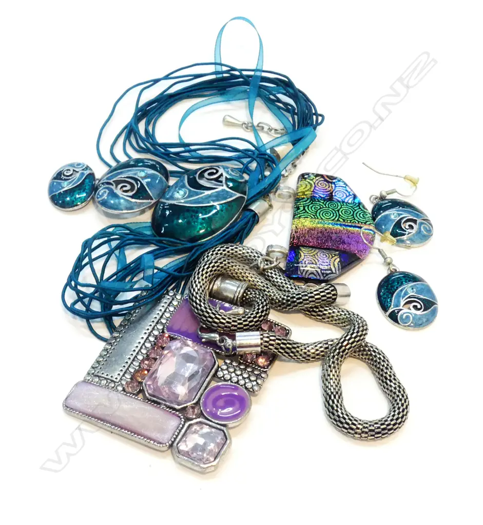 ASSORTMENT OF ENAMEL PENDANTS/EARRINGS, ETC Image 1++