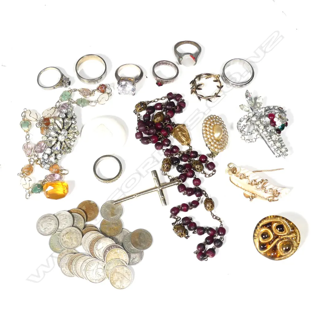 BAG LOT OF ASST COSTUME JEWELLERY, INCL RINGS, BROOCHES & BRACELETS & NZ COINS Image 1++