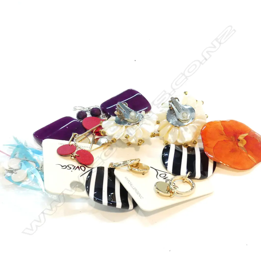 ASSORTED BAG OF EARRINGS & 1 BROOCH Image 1++